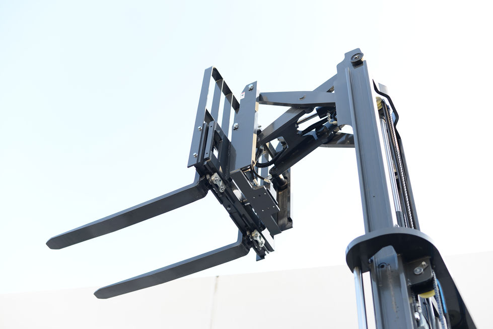 GNT Walkie Reach Truck Lithium Side-Shift 177 in. Lift Height 3,300 lb. Capacity G33R-177LI New