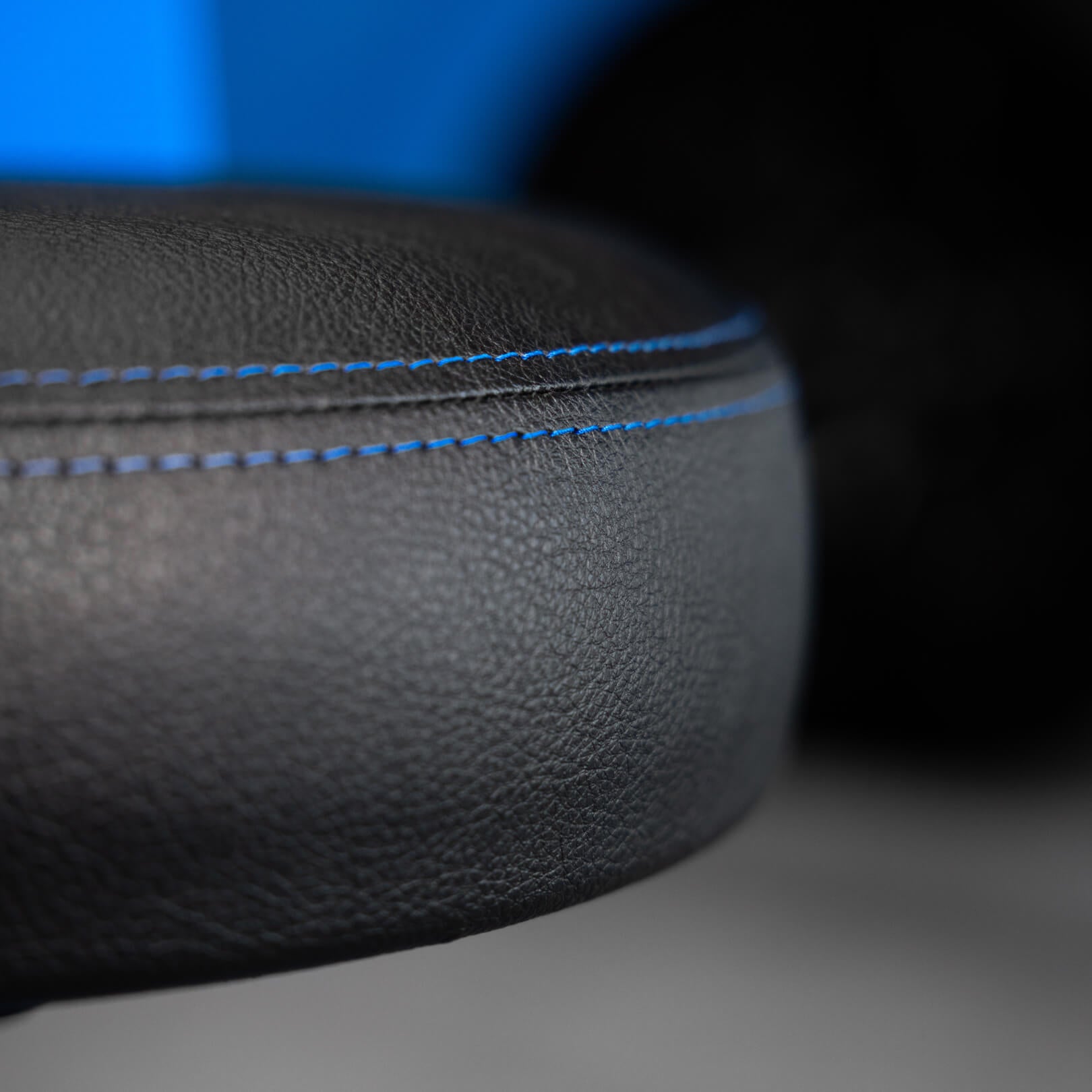 FORD MUSTANG® - GRABBER BLUE (ELEVATED)