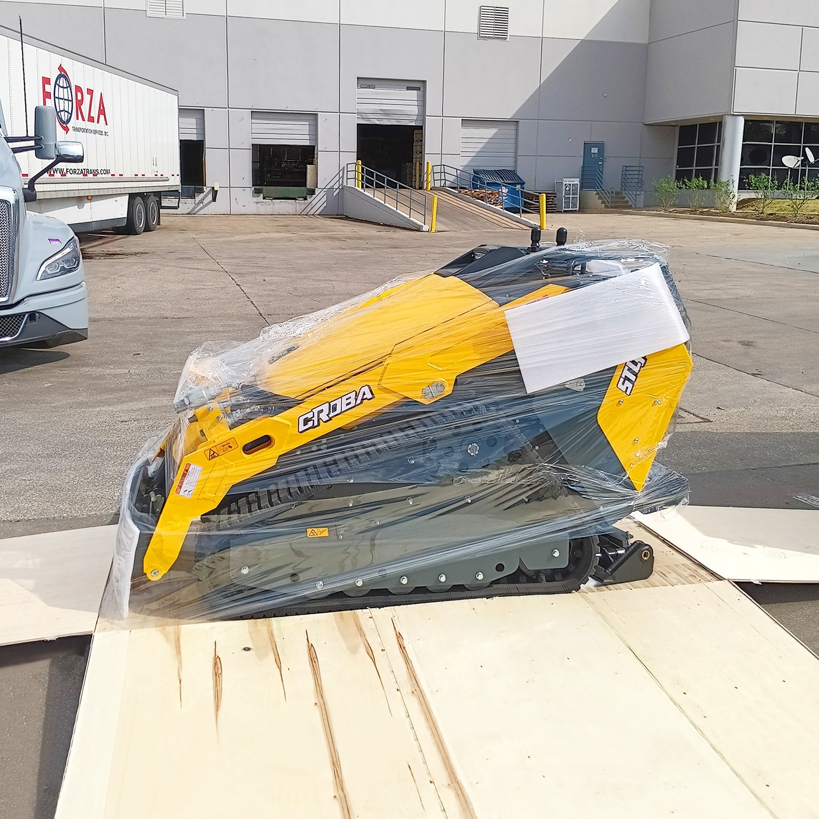 Mini Skid Steer Stand On Compact Track Loader ( 4 in 1 bucket included ) with 25HP KUBOTA D1105 Diesel Engine,  Common Industry Interface (CII),  CROBA  STL1000