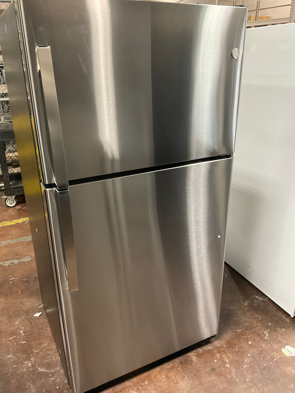 GE GE® ENERGY STAR® 21.9 Cu. Ft. Top-Freezer Refrigerator
