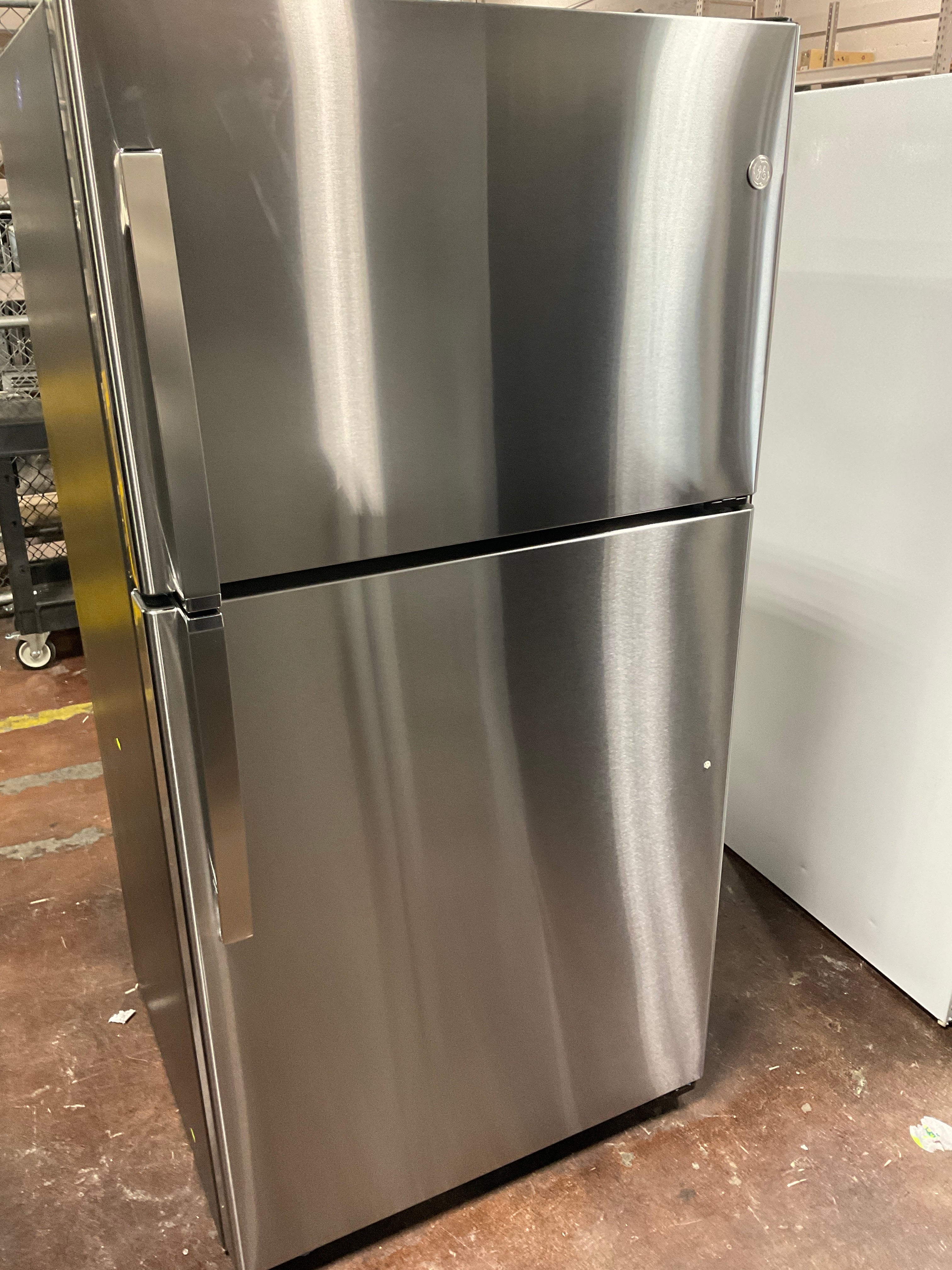 GE GE® ENERGY STAR® 21.9 Cu. Ft. Top-Freezer Refrigerator
