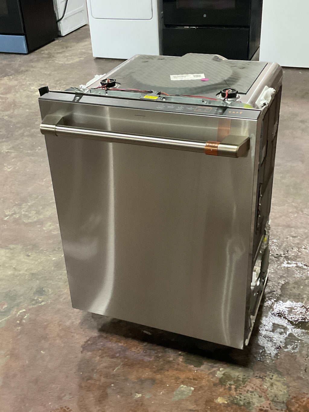 CAFÉ™ CustomFit ENERGY STAR Stainless Interior Smart Dishwasher with Ultra Wash Top Rack and Dual Convection Ultra Dry, LED Lights, 39 dBA