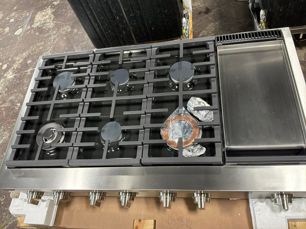 CAFÉ™ 48" Commercial-Style Gas Rangetop with 6 Burners and Integrated Griddle (Natural Gas)