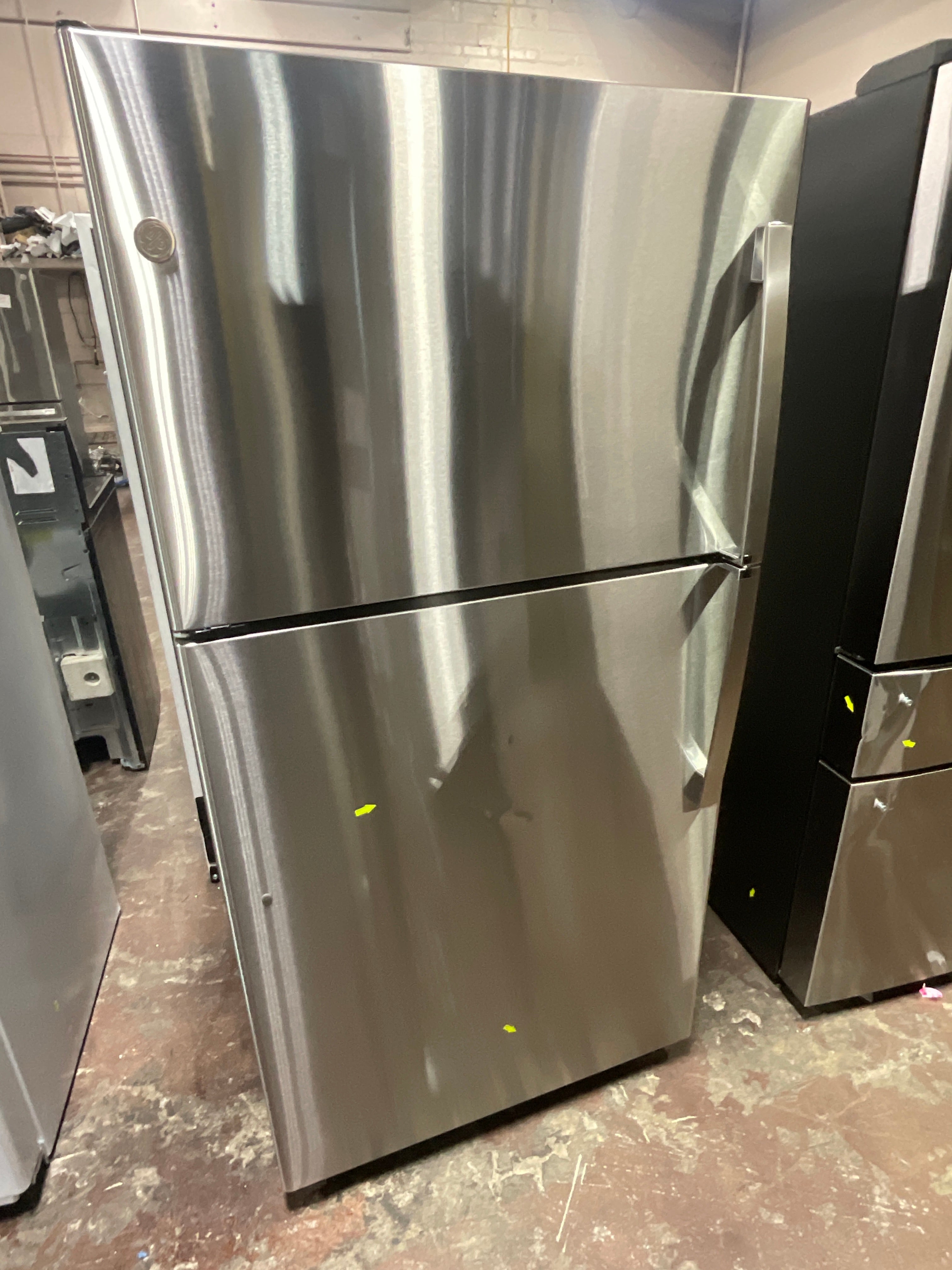 GE GE® ENERGY STAR® 21.9 Cu. Ft. Top-Freezer Refrigerator