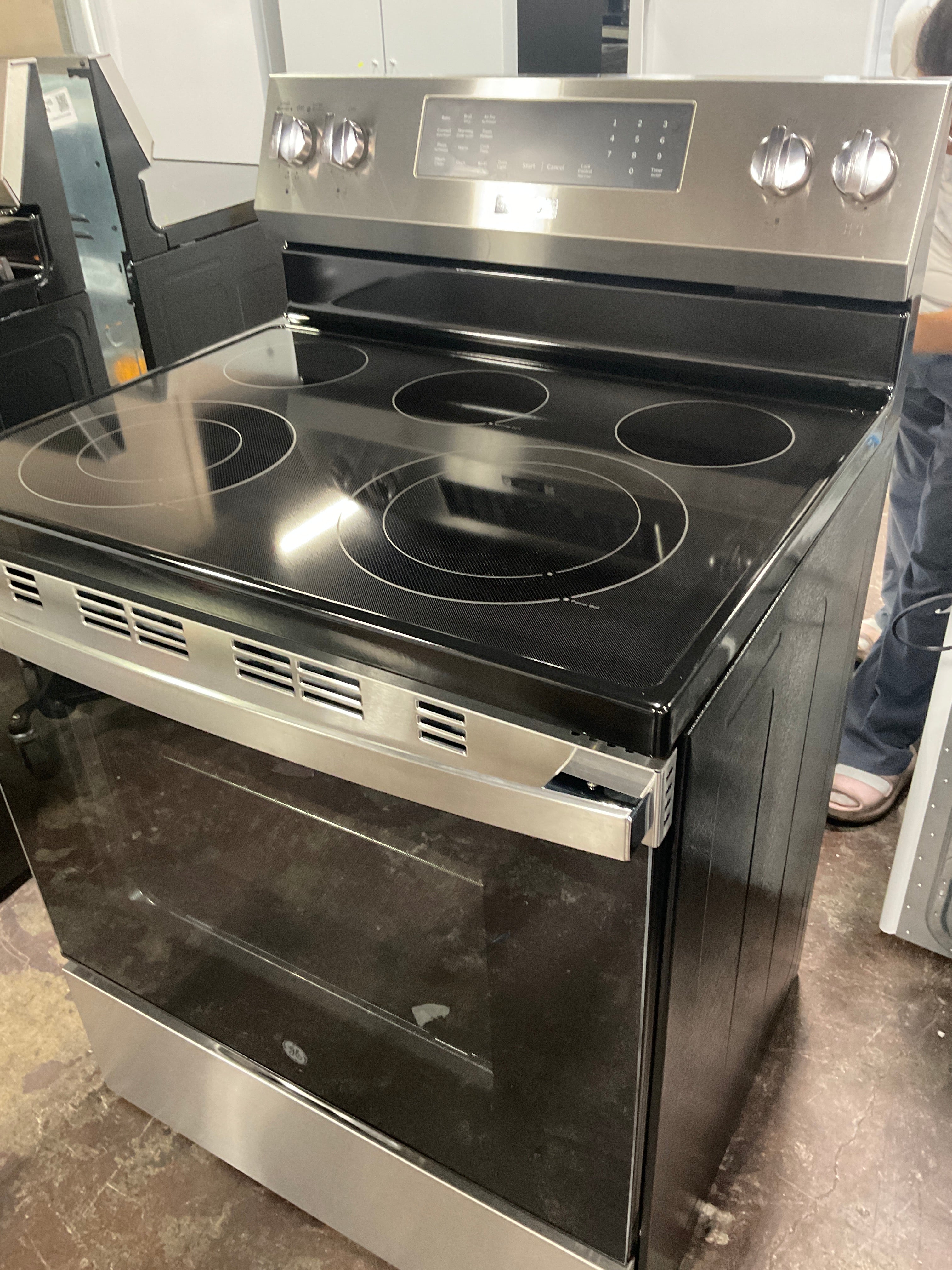 GE® ENERGY STAR® 30" Free-Standing Electric Convection Range with No Preheat Air Fry and EasyWash™ Oven Tray