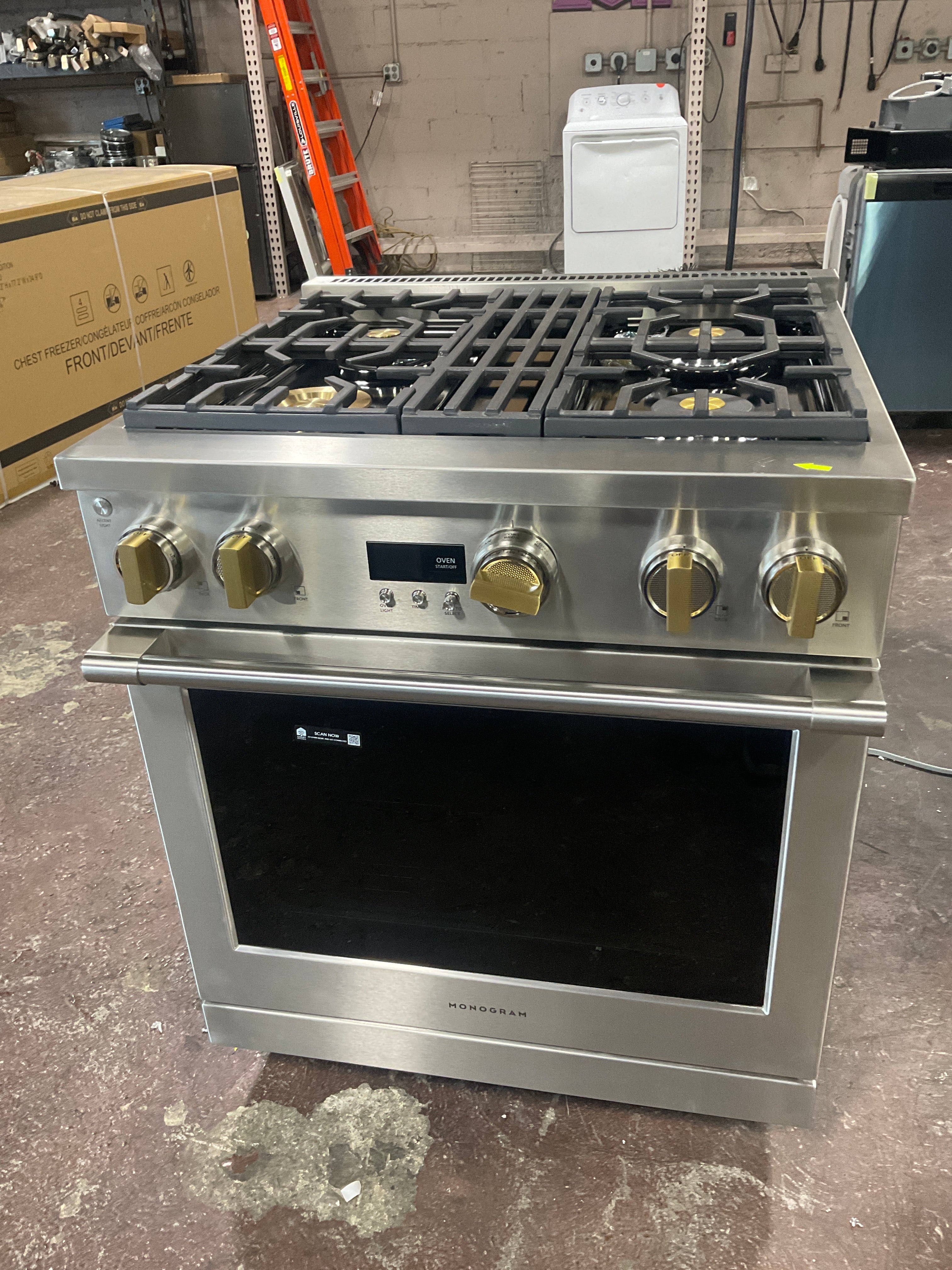 Monogram 30" Dual-Fuel Professional Range with 4 Burners