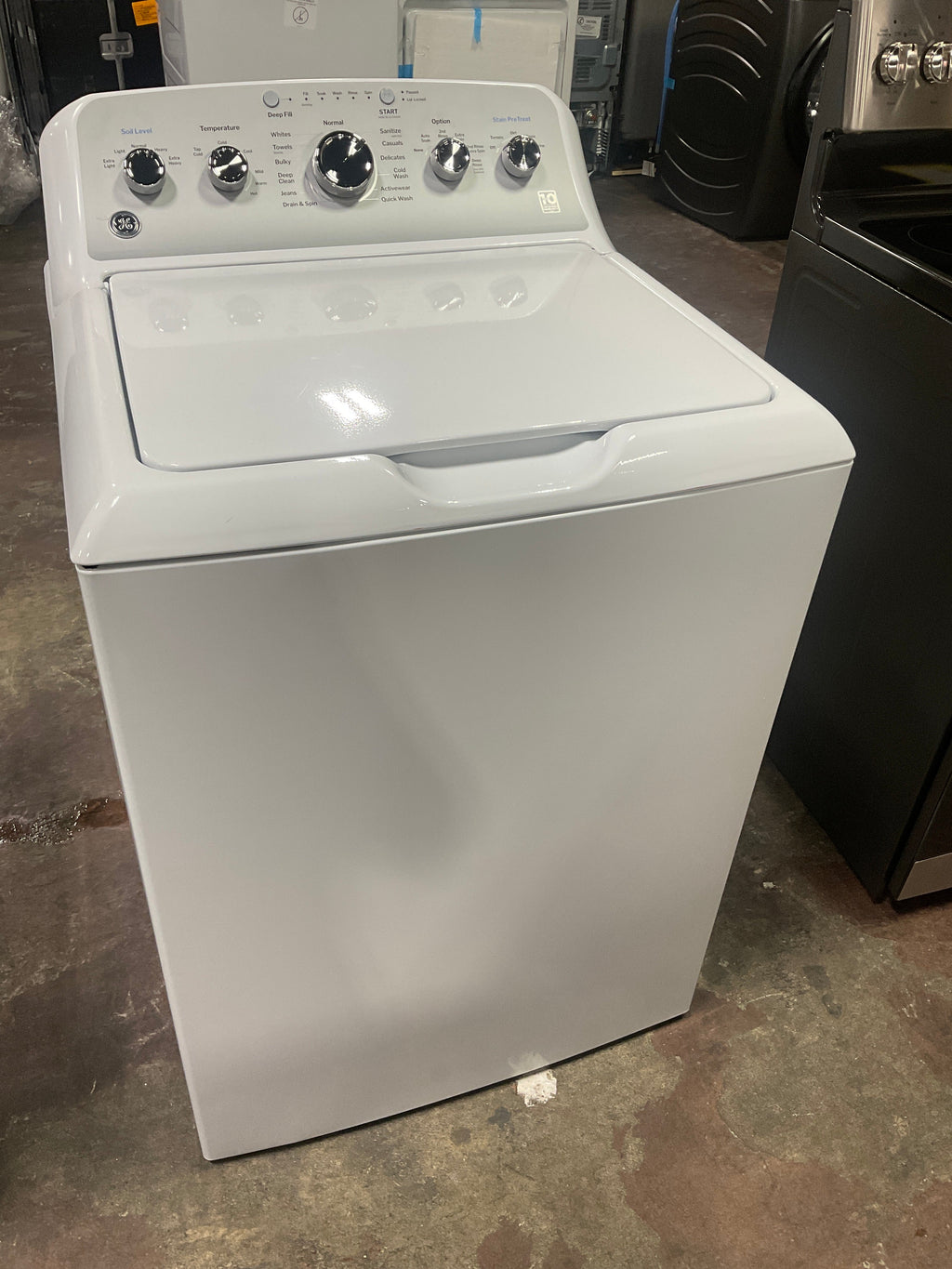 GE GE® ENERGY STAR® 4.6 cu. ft. Capacity Washer with Stainless Steel Basket and Stain PreTreat