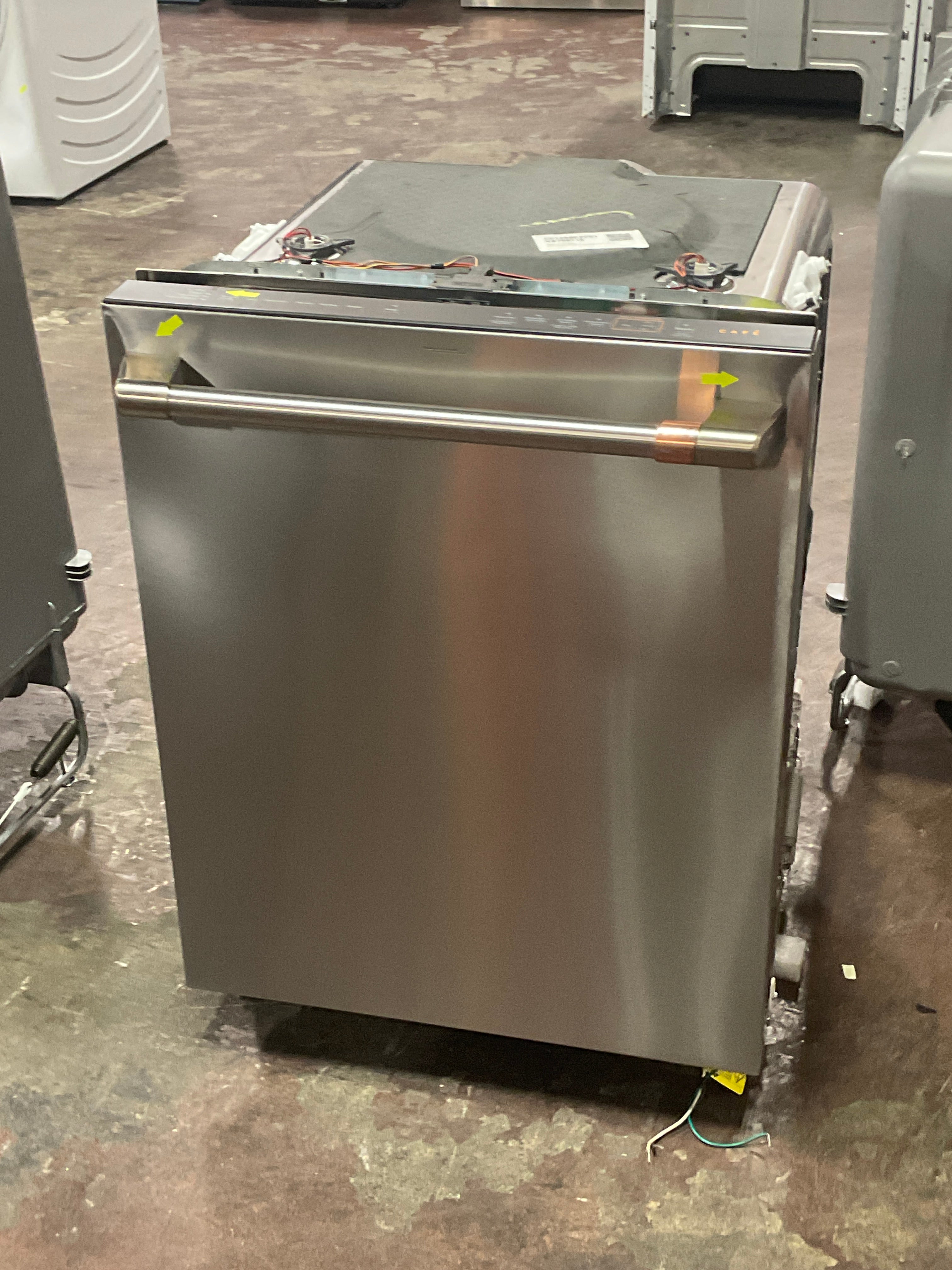 CAFÉ™ CustomFit ENERGY STAR Stainless Interior Smart Dishwasher with Ultra Wash Top Rack and Dual Convection Ultra Dry, LED Lights, 39 dBA