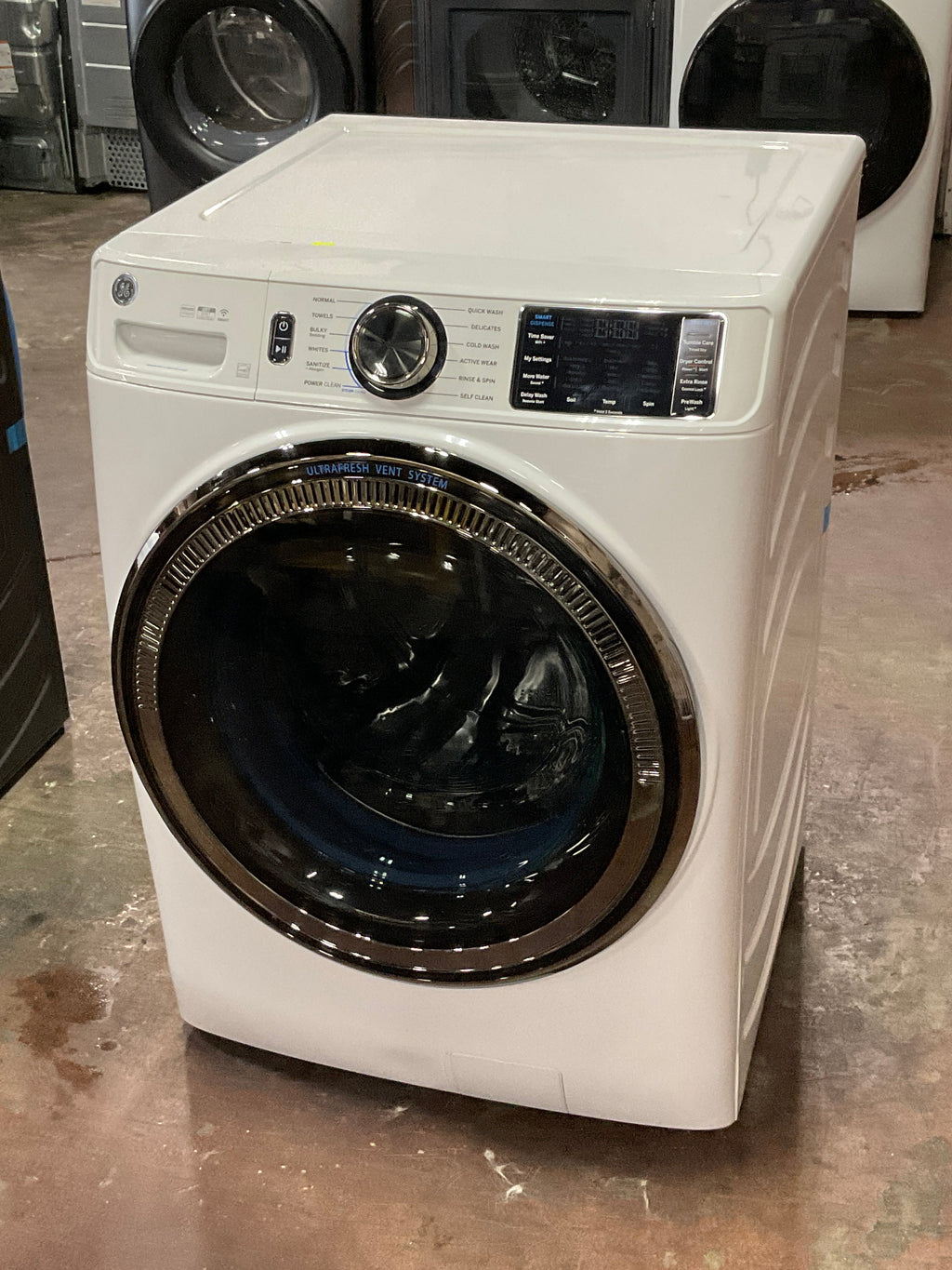 GE GE® ENERGY STAR® 5.0 cu. ft. Capacity Smart Front Load Steam Washer with SmartDispense™ UltraFresh Vent System with OdorBlock™ and Steam