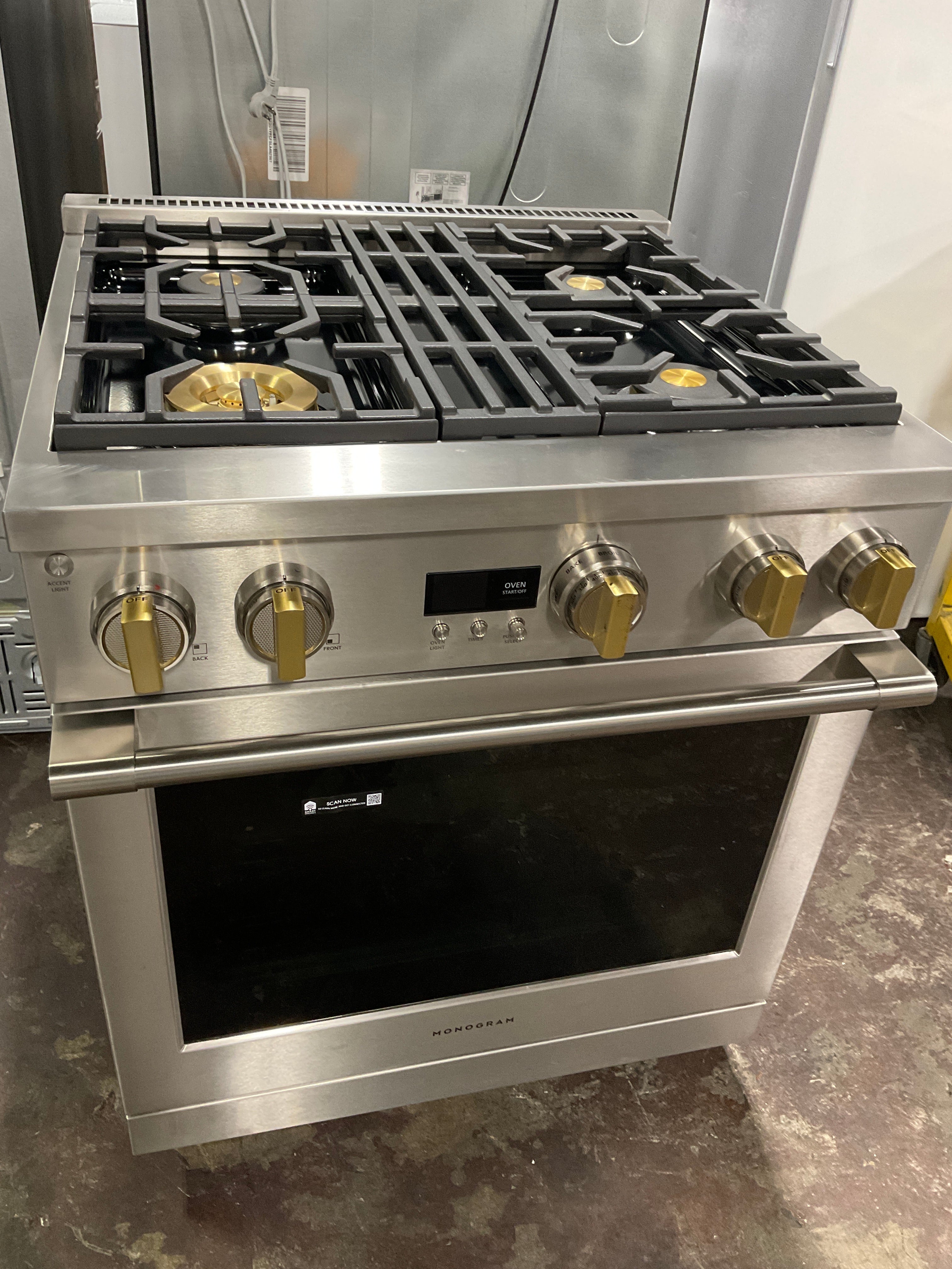 Monogram 30" Dual-Fuel Professional Range with 4 Burners