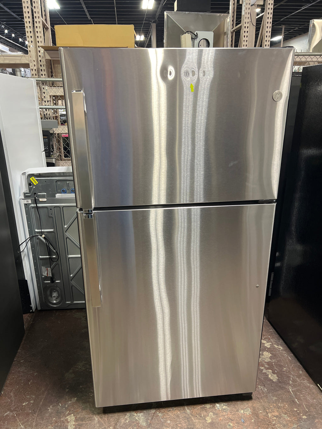 GE GE® ENERGY STAR® 21.9 Cu. Ft. Top-Freezer Refrigerator